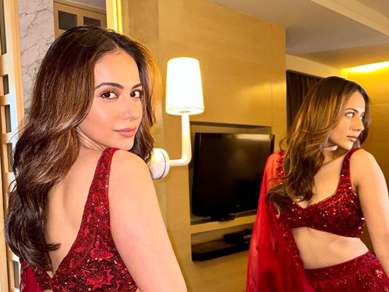 Stylish Poses Of Rakul Preet Singh